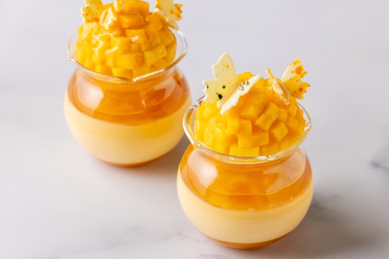 濃厚風味のマンゴーとまろやかアプリコット、香り優雅なアップルティーが織りなす美味が印象的な「ミモザ」1個900円　販売期間／2025年3月1日（土）～8日（土）　販売時間／10:00～21:30