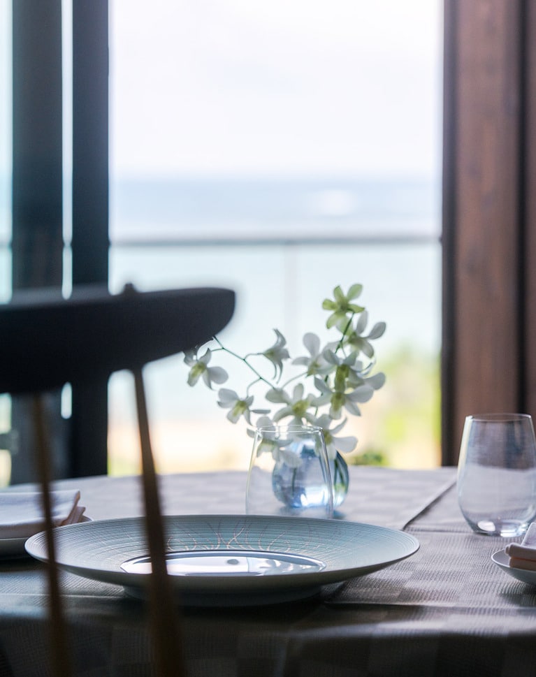 優雅に海を眺めるダイニング。