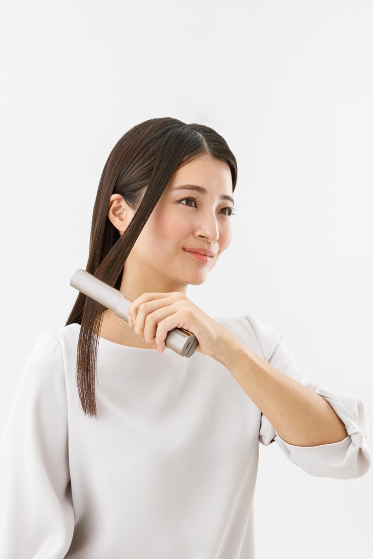 テスコム「コードレス モバイル ヘアアイロン TS510A」オープン価格（実勢価格8,800円）。