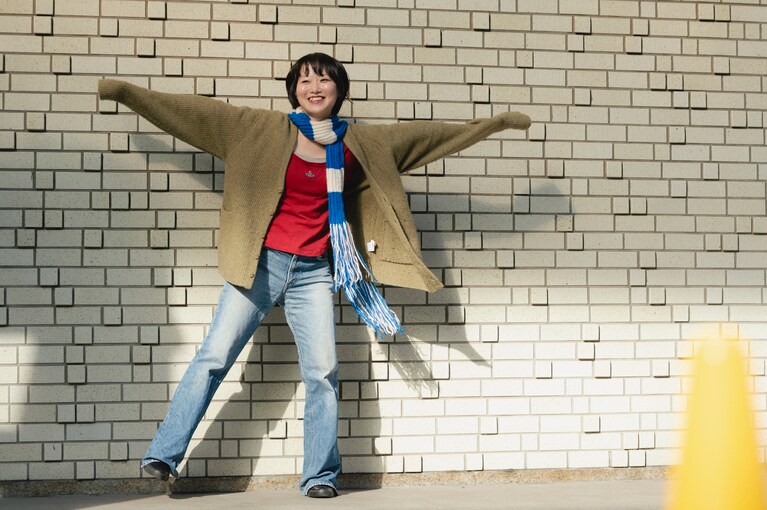 「大」ポーズのたなかみさきさん。