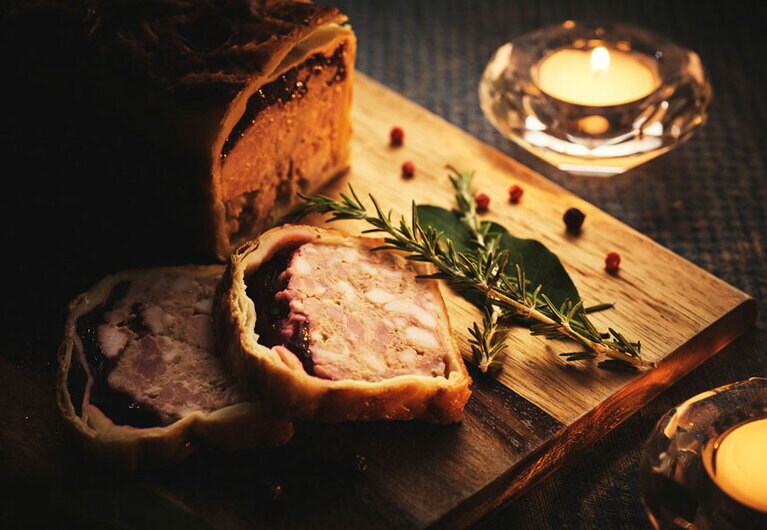 「パテ・アン・クルート」1本(4～6名分)4,500円、2スライス1,800円(ともに税別／個数限定・要予約)。