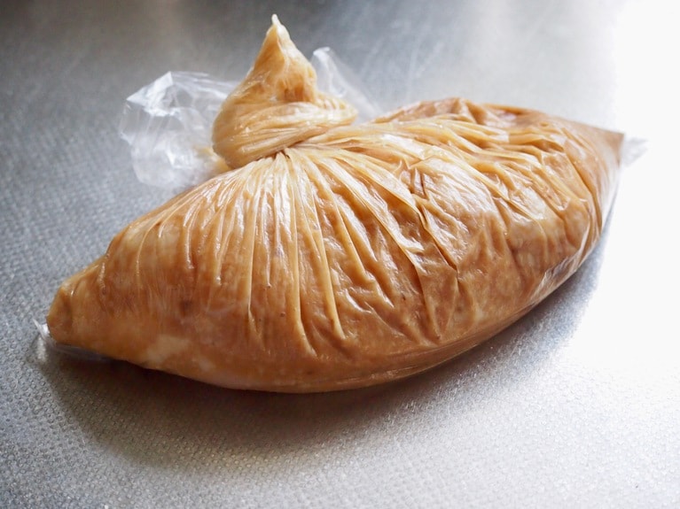 鶏胸肉と下味調味料をビニル袋に入れてひと晩味をなじませる。