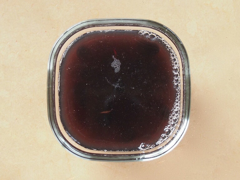 黒豆はさっと洗い、ひと晩水で戻す。