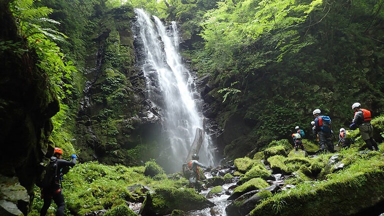 【鳥取県】シャワークライミングの様子。(画像提供：氷ノ山自然ふれあい館 響の森)