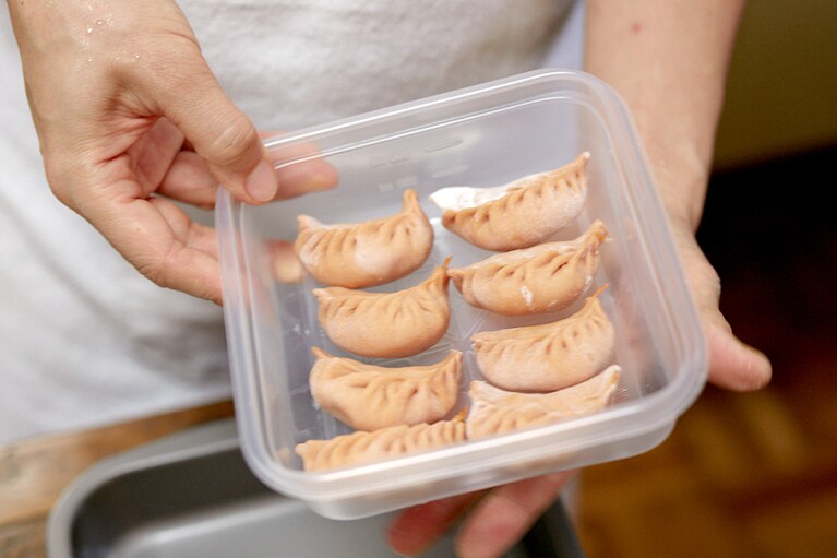 浅めの保存容器に少し間隔をあけて並べ入れ、ふたをして、そのまま冷凍。こちらも同様に、冷凍のまま調理する。