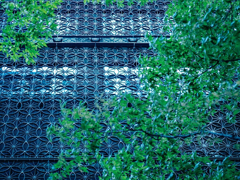 遠くから見ると黒いビルのようだが、近づくと麻の葉くずし模様が浮かび上がる。