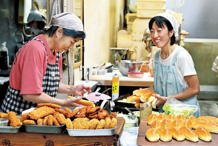 惣菜から甘い系まで豊富。できたてをどんどん挟みます。