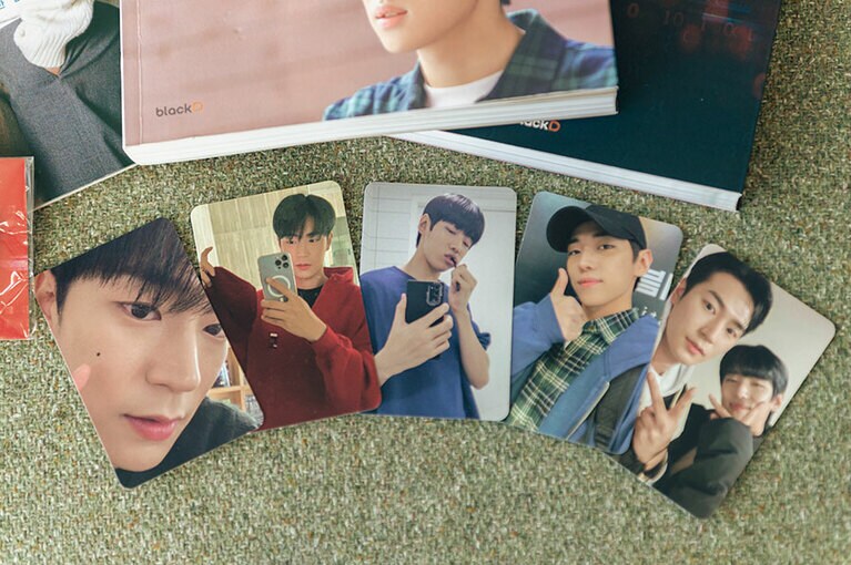 『セマンティックエラー』のフォトカード。「自撮り風なのが人気なんです」（シンさん）。