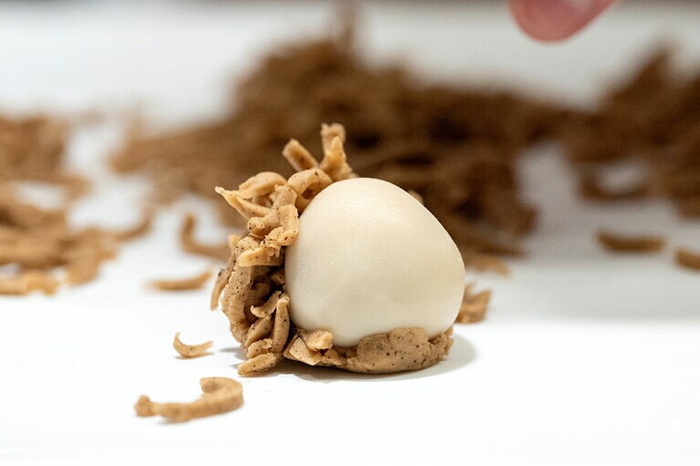 きんとん製「紅香織（こうこうおり）」。飲み物付き2,090円。5月中旬まで。