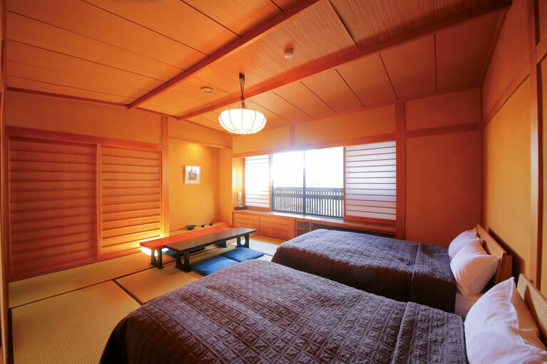 【サリーガーデンの宿 湯治柳屋】女性オーナーの手で、モダンに改装された老舗の湯治宿。アンティークの家具や骨董がさりげなく置かれた囲炉裏の間や談話室など、心地よく過ごせる共有スペースも魅力。