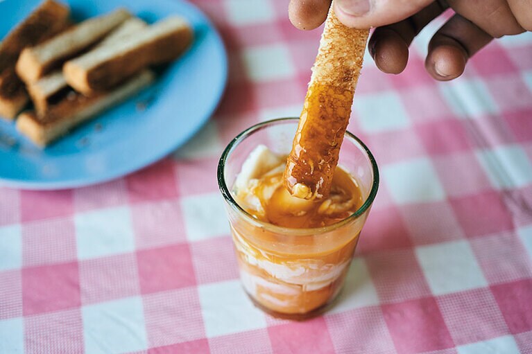 半熟ゆで卵「カイルワック」をトーストにつけて。