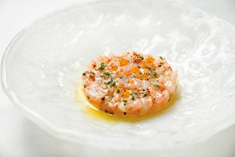 白エビのタルタル。粒マスタードととびっこのプチプチとした食感を、トリュフで香りづけしたオリーブオイルが包み込む。36ユーロ。