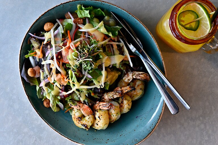 “ファーマーズサラダ” 14ドルに、ハーブシュリンプ 14ドルをオン。