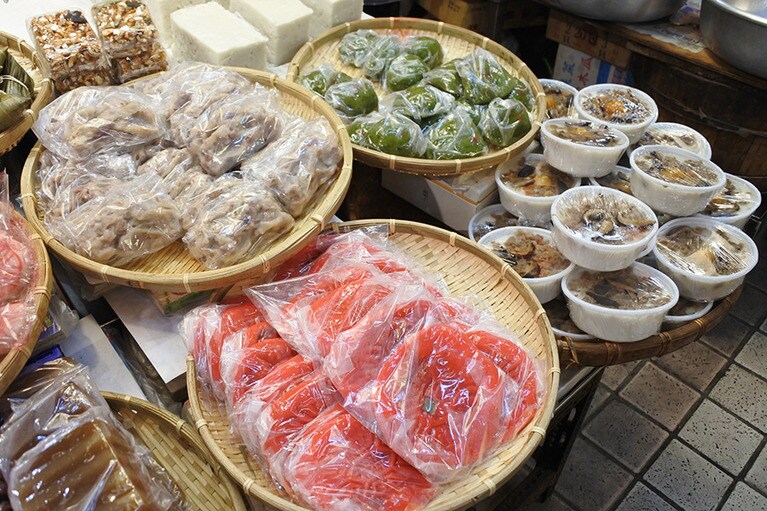 手間から時計周りに紅龜粿、芋粿、草仔粿。椀に入ったものは椀粿。