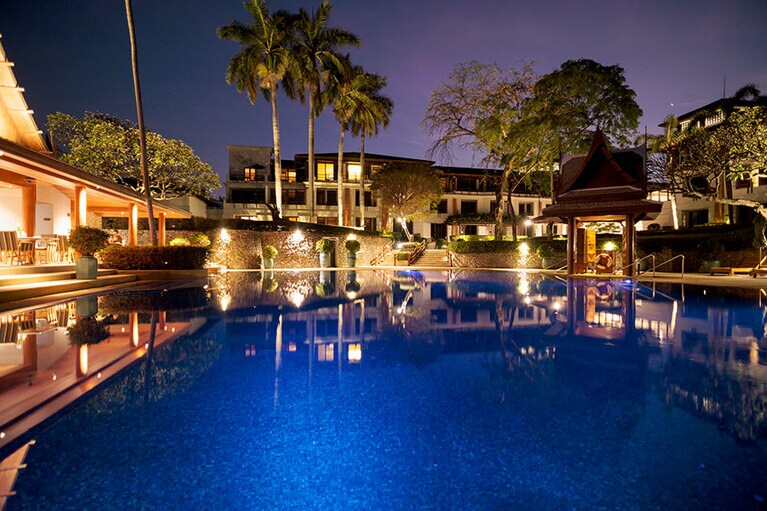 ラグジュアリー感ただようアウトドアプール。