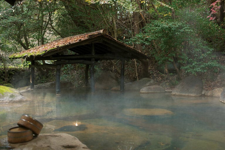 【旅館 山河】小川沿いの女性専用露天風呂「四季の湯」。Photo: Hiroshi Mizusaki