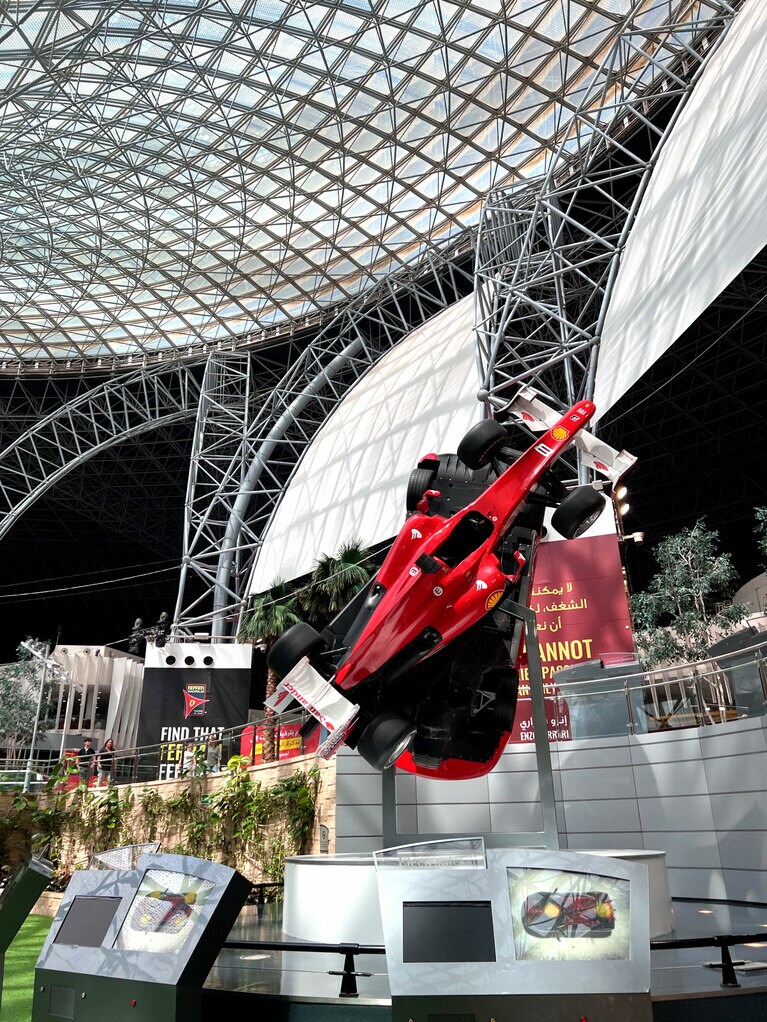 中央のアトリウム近くで、フェラーリ2台が時計回りと逆回りにぐるぐる回っている。