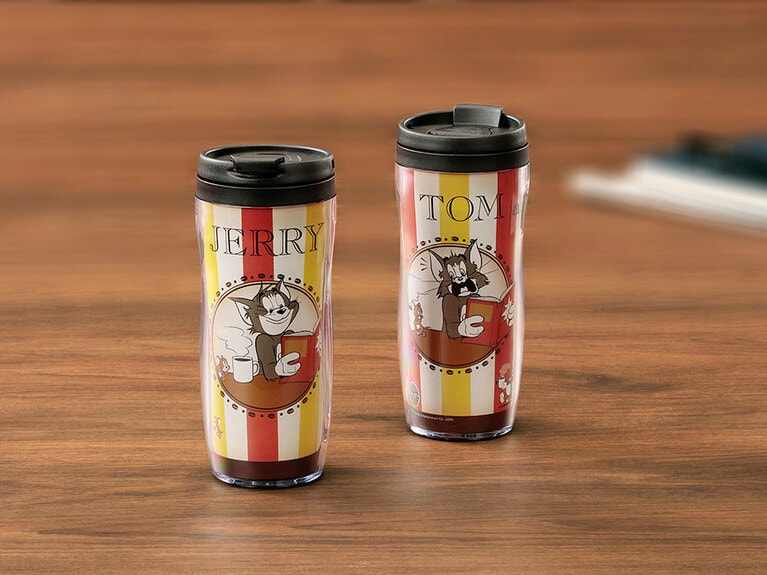 トムとジェリータンブラー 各1,600円。読書中のトムのコーヒーをジェリーが盗む、ドタバタ劇を描いた。