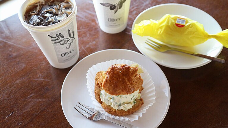 ニラが入ったクリームチーズのスコーン4,800ウォンやレモンのマドレーヌ4,600ウォンなどが味わえる。