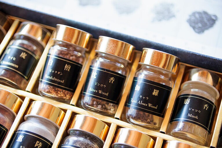 香木、香原料の現物カタログ。中には薬種として漢方薬に使われるものもある。