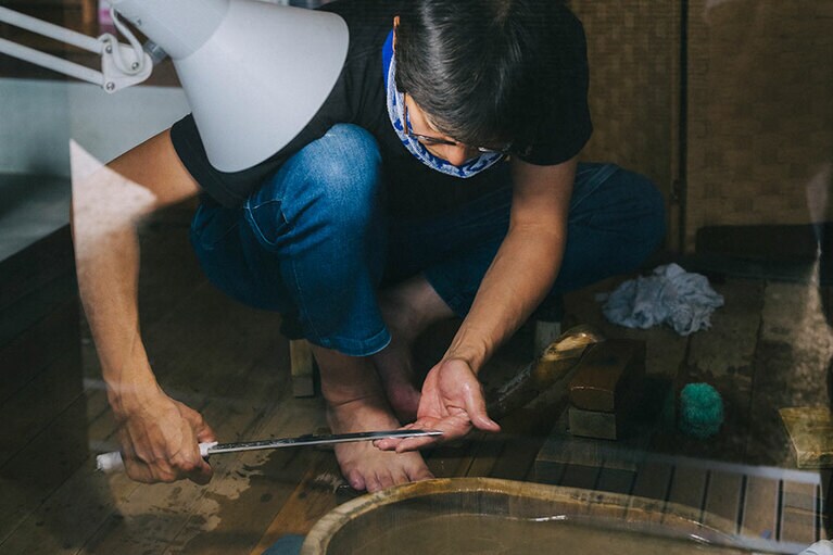 研師が刀身を研ぐ作業も見学可能。上質な日本刀づくりにおいてもっとも重要な工程のひとつだそう。