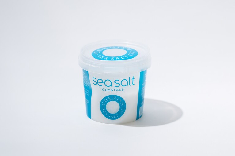 イギリス南西部の端・コーンウォール地方は、手つかずの豊かな自然や美しい海岸線が残り、世界最高レベルの純度、グレードAを保つ海水で知られている。コーニッシュ シーソルトは、そのきれいな海水から作られる、ピュアな海のエッセンス。豊かな風味とマイルドな味わい、サクサクとした食感が特徴。料理にひとつまみふりかけるだけで素材のおいしさを引き出してくれる。