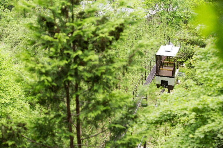 宿の建物は小高い丘の上の静謐な環境にある。