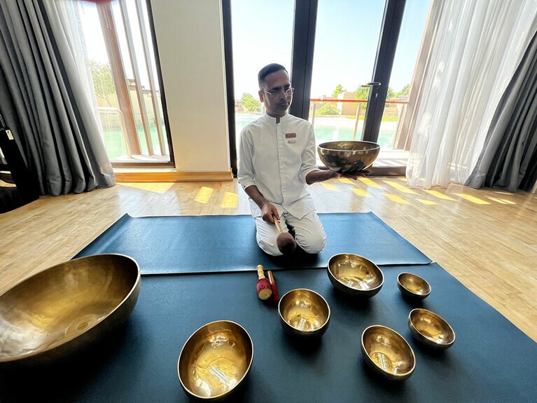 音の波動を肌で感じるシンギングボウル。