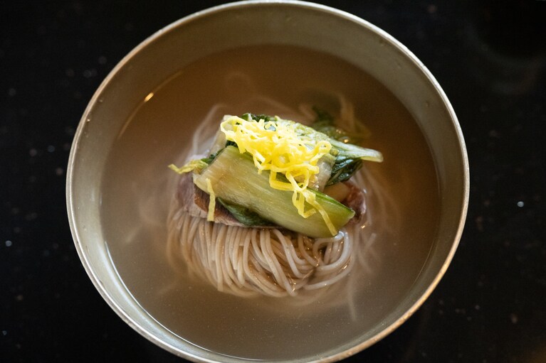 締めにぴったりな、澄んだスープが美しい平壌冷麺。あっさりとした味わいが口の中をリセットしてくれます。