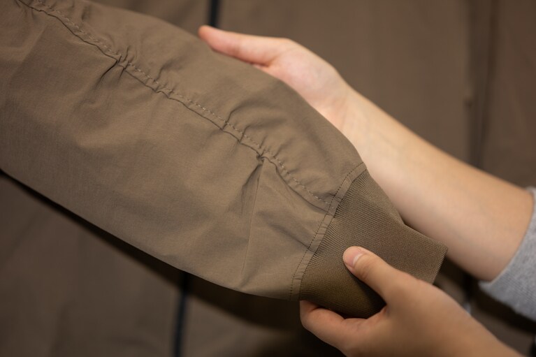 袖にはギャザーが入り、シルエットが美しく見える工夫も。