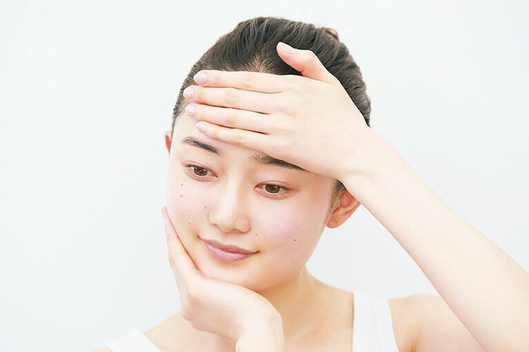 乳液やクリームなど油分が入ったものは、まず乾燥しやすい頰に塗り、残りを顔の中心部に。