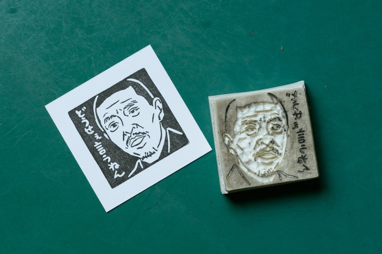 ナンシーさんが彫ったダウンタウン松本人志。似顔絵には必ずその人を表す“ひと言”が。