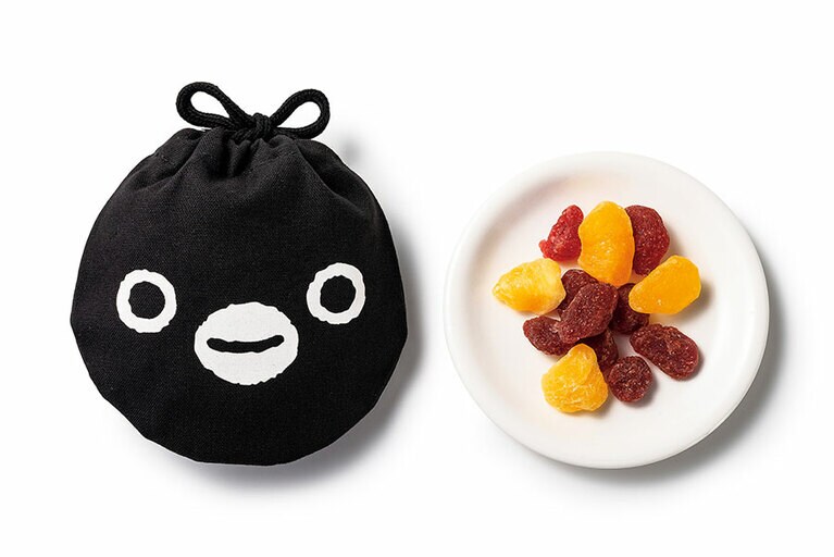 Suicaのペンギン巾着(いちご・パインのドライフルーツ) 950円／プログレ(グランスタ)