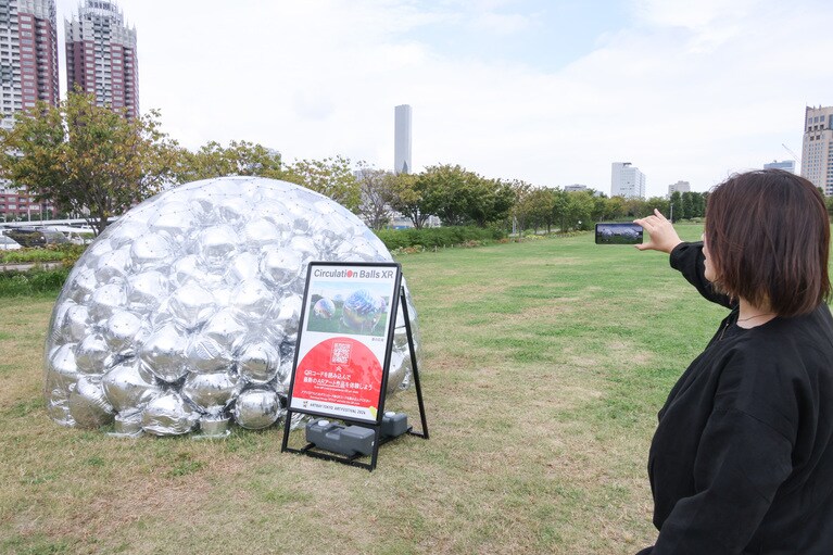 広場にたくさんの水のような巨大なARボールが出現する。