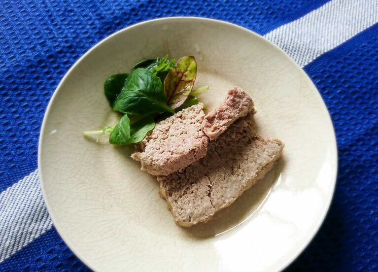 成城石井自家製 国産豚のレバーパテ 299円。有機栽培ベビーリーフミックス 209円を添えて。