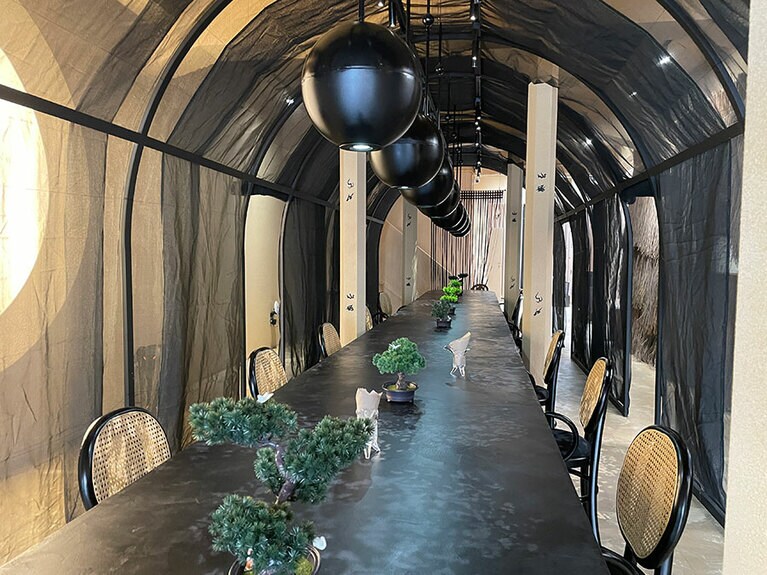 座席はこの長テーブルと、奥にテーブル席が一つあり。