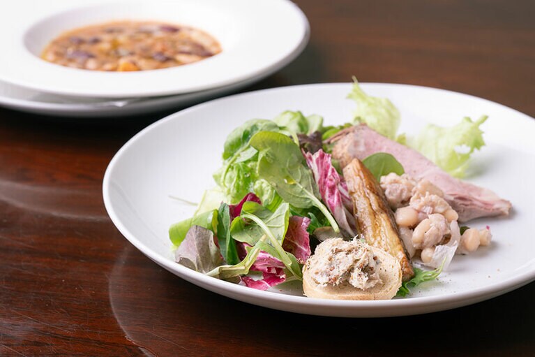 ランチコースにはサラダと前菜、スープ、デザートがついてくる。