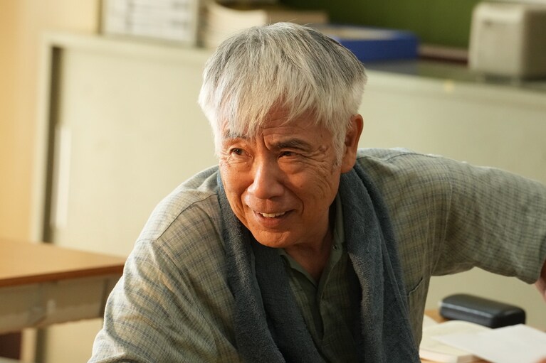 70代の生徒、長嶺（イッセー尾形）。