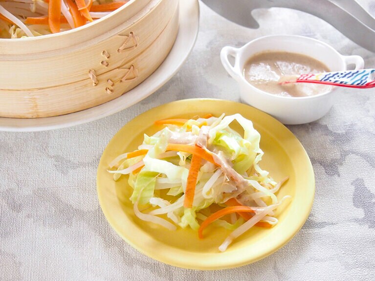 取り皿に蒸し野菜を取り分け、胡麻ソースを絡めて完成。