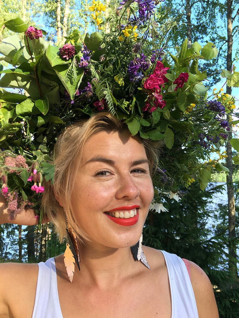 2020年5月22日(金)に公開されるのは、ジャーナリスト、コーチング・セラピスト、サウナとアイススイミング愛好家のPäivikki Koskinenさんによる動画「フィンランド流にリラックスしよう」。用意するものは、冷たい飲み物、冷たい水を入れた大きなバケツ、タオル。