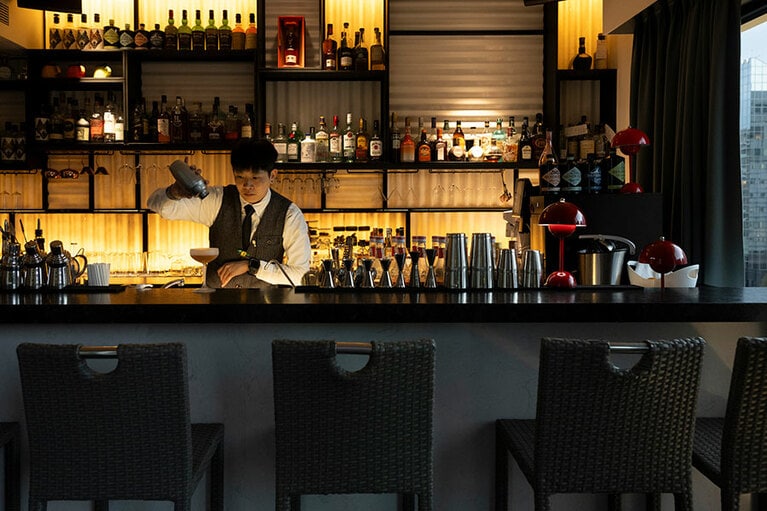 独創的なカクテルを生み出す、バーテンダーのアンバーさん。