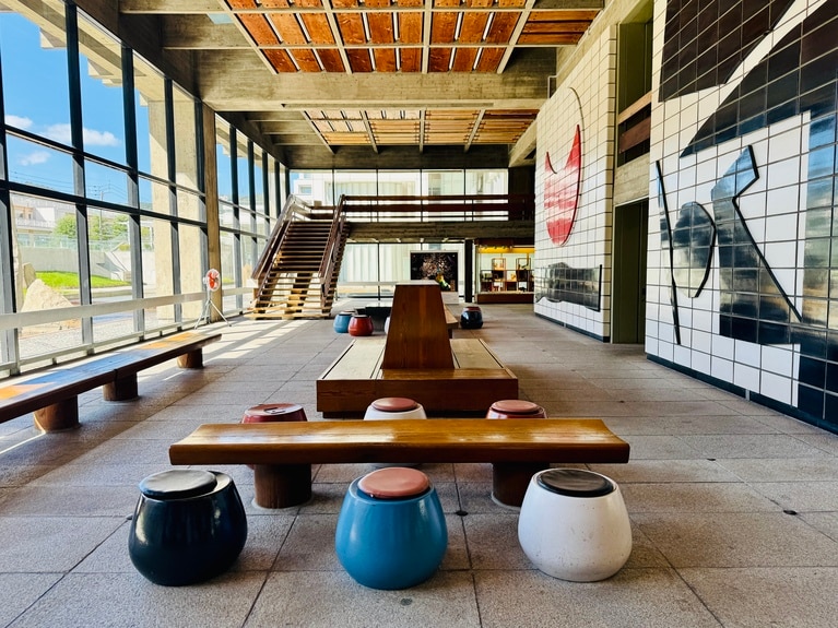 「県民に開かれた庁舎」がコンセプトの開放的なロビーやピロティは、戦後の庁舎建築の手本となったそう。