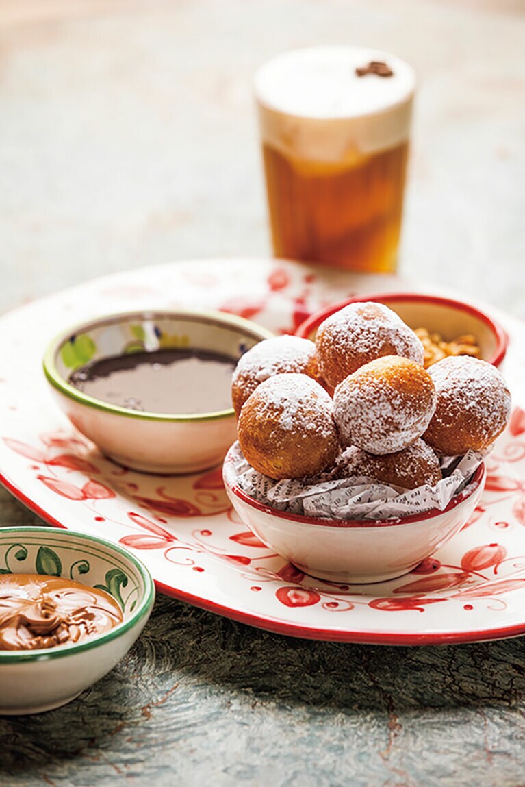 人気デザートがこちら。ナポリ風ドーナツの“ボンビーニ”。チョコレート、フランボワーズのソースで。20ユーロ。