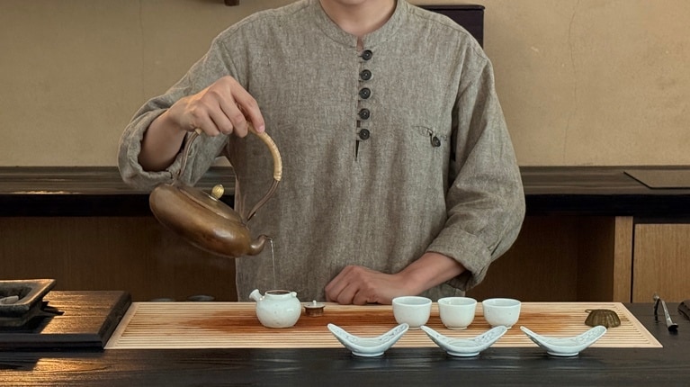 代表自らお茶を淹れてくれる。