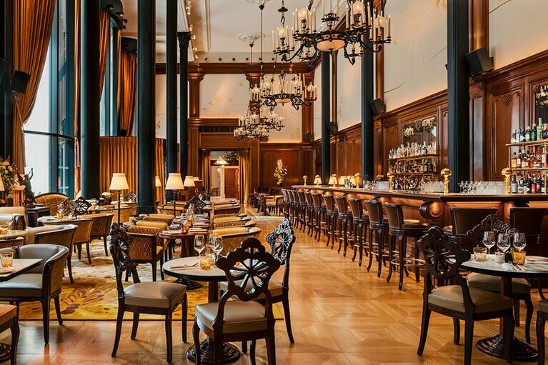 19世紀に建てられた旧郵便局の柱を生かした内装に。