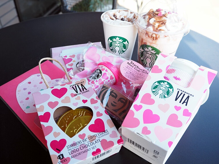 スタバ大好き編集部員Mの、今年のバレンタイン購入グッズ。ピンクのハートでいっぱい。これこそバレンタイン！ と感じられる、王道のデザイン。