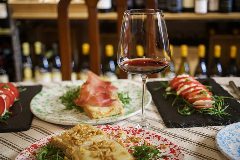 カルパッチョやカプレーゼなど、簡単な料理も用意。