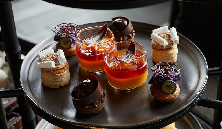 中段を飾るのは、秋ならではの味わいのプティスイーツの数々。