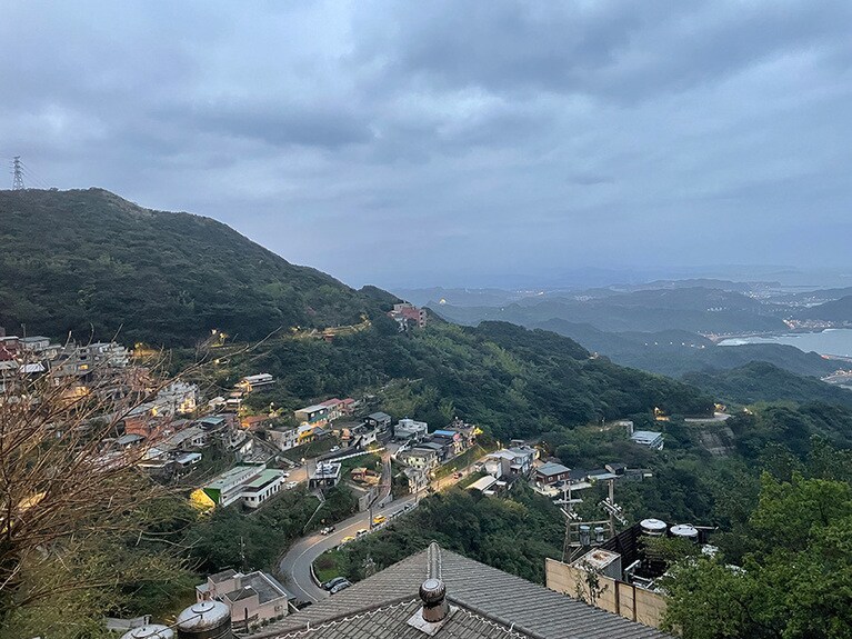 山のすそ野に広がる街並みと複雑に入り組んだ海岸線を一望できる茶藝館は、九份内でも貴重。