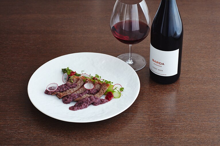 「グラスフェッド(牧草肥育)」と「グレインフェッド(穀物肥育)」の牛肉食べ比べを赤ワインとともに
グラスフェッドビーフ(グランカルネ ナチュラル)サーロイン 150g×2、グレインフェッドビーフ(大麦牛) サーロイン200g、バルダ(赤) 750ml 8,580円。